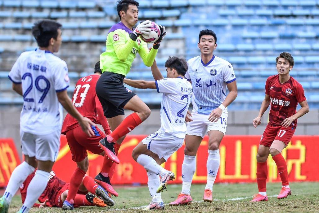 爱游戏网页版 - 赛前足总杯焦点战，武汉三镇完成体检，气氛紧张，团队化学反应显著